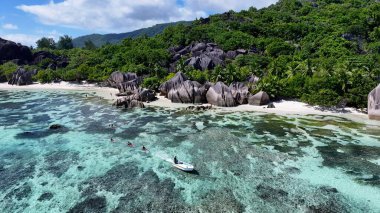 La Digue Adası 'ndaki şeffaf Kano Victoria Seyşeller. Yaz tatilinde harika bir sahil manzarası olan kuş bakışı. Shore Sky Clouds Plaj Denizi. Uluslararası Plaj Panoraması.
