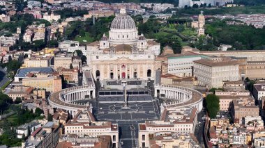 Vatikan Roma 'da İtalya Vatikan' da. Göz kamaştırıcı Barok Kilisesi manzarayla çelişiyor. Günbatımı Bulutları Şehir Merkezi Şehir Merkezi. Sunset Downtown Aydınlanma. Roma İtalya.