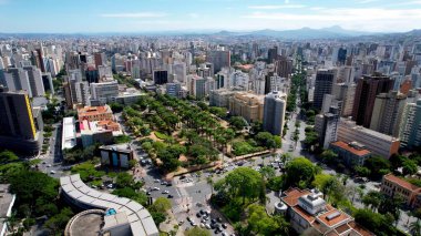 Belo Horizonte Minas Gerais Brezilya 'daki Tarih Merkezi. Çağdaş binalarla dolu şehir merkezinin havadan görünüşü. İş Bulutları Gökyüzü Şehir Merkezi. Arkaplan Panoramik Şehir.