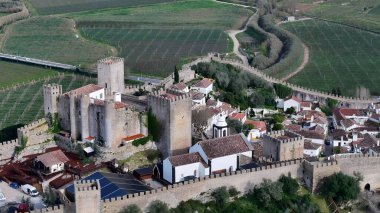 Portekiz 'in Obidos Leiria bölgesinde Obidos Skyline. Şehir merkezindeki Landmark Ortaçağ binasının havadan görünüşü. Metropolitan Manzara Gökdelenleri. Güzel. Metropolitan Şehir.