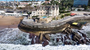 Portekiz 'in Cascais Lizbon bölgesindeki Duques De Palmela Sarayı. Büyüleyici Tropikal Sahne Sahnesi Yukarıdan Görünüyor. Issız Manzara Cenneti Vibrant. Terkedilmiş Yaz Zamanı.