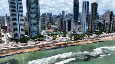Brezilya 'nın kuzeydoğusundaki Skyline in Recife Pernambuco Brazil. İnanılmaz Skysraper 'lar ve caddedeki trafik yukarıdan izleniyor. Altyapı Skyline Gökdelenleri çarpıcı. Altyapı Mimarlık Şirketi.