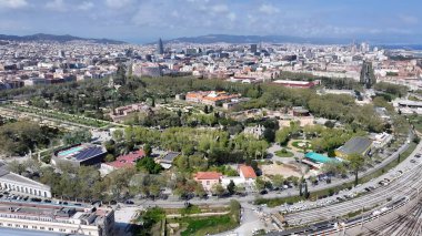 Barcelona Katalonya İspanya 'da Barselona Skyline. Şehir merkezindeki Urban Scene of Railway Tren İstasyonu. İş Bulutları Gökyüzü Şehir Merkezi. İş dünyası geniş çaplı. Barselona Katalonya.