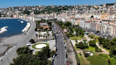 Napoli 'nin silueti Napoli Campania İtalya' da. Çağdaş binalarla dolu şehir merkezinin havadan görünüşü. Metropolitan Skyline Binaları Güzel. Bina Mimarlığı Şirketi.