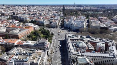 İspanya 'daki Cibeles Sarayı. Yukarıdan canlı bir şehrin telaş ve koşuşturmasını yakalamak. Şehir Gökyüzü Arkaplanı Kentsel. Açık Arkaplan Panoramik Şehir. Madrid İspanya.