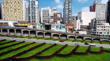 23 Mayıs, Sao Paulo Brezilya. Highway Road 'un göz kamaştırıcı manzarası yukarıdan görünüyor. Metropolitan Manzara Gökdelenleri. Güzel. Metropolitan Şehir. Sao Paulo Brezilya.