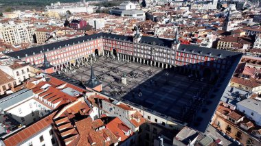 Madrid 'in Plaza Mayor' u. Drone şehrin merkezindeki güzellik merkezini ele geçiriyor. Metropolitan Manzara Gökdelenleri. Güzel. Metropolitan Şehir. Madrid İspanya.