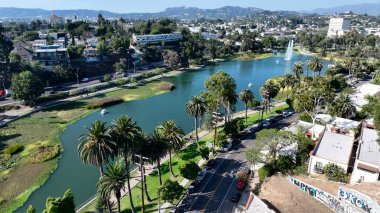 Los Angeles, Kaliforniya 'daki Echo Park' ta. Yoğun caddeler ve binalarla çevrili bir şehir parkının havadan görünüşü. Şehir Gökyüzü Arkaplanı Kentsel. Şehrin yukarısında. Los Angeles California.