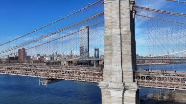 Manhattan 'daki Brooklyn Skyline New York Birleşik Devletleri. Yukarıdan bakıldığında şehrin yükseltilmiş yol köprüsü sembolü. Metropolitan Manzara Gökdelenleri. Güzel. Metropolitan Şehir. Manhattan New York.