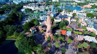 Orlando Florida 'da Universal Şehir Yürüyüşü. Çeşitli çekicilikleri olan lunapark ve ziyaretçiler eğleniyor. Şehir merkezinde Gökyüzü Bulutları. Şehir merkezinin dışında. Ünlü. Orlando Florida.