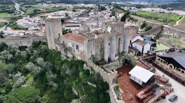 Leiria Portekiz 'in Obidos bölgesinde Obidos Skyline. Şehir merkezindeki Landmark Ortaçağ binasının havadan görünüşü. Şehir merkezindeki İş Gökyüzü Arkaplanı. Şehir Merkezi Panoramik Şirketi.