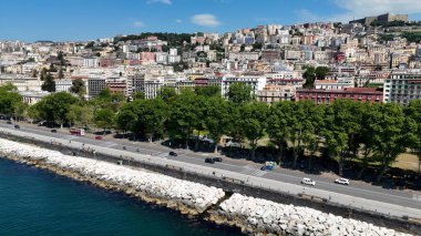 Napoli Campania İtalya 'daki Villa Comunale Parkı. Yüksek binaları ve trafiği olan hareketli bir şehrin havadan görünüşü. Şehir Gökyüzü Bulutları Şehir Arkaplanı. Şehir merkezinde Geniş Arkaplan.