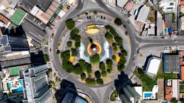 Aracaju Sergipe Brezilya 'daki Manzaralı Kavşak. Meşhur bir yoldaki araçların güçlü manzarası. Şehir merkezindeki iş dünyası. Şehir merkezinin dışında Panning Wide 'da. Aracaju Sergipe.