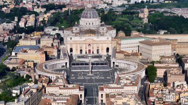 Roma 'daki Vatikan Şehri Lazio İtalya. Skyline 'a hükmeden kilise binasının havadan görünüşü. İnşaat endüstrisi Skyline High Rise Building Awesome. Gün batımı. Roma Lazio.