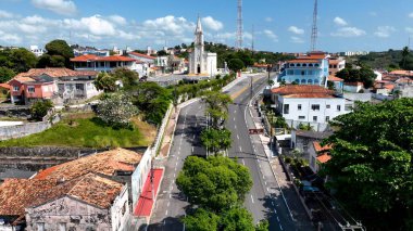 Aracaju Sergipe Brezilya 'daki Santo Antonio Kilisesi. Skyline 'a hükmeden kilise binasının havadan görünüşü. Altyapı Skyline Gökdelenleri çarpıcı. Altyapı Mimarlık Şirketi.