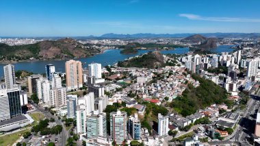 Vitoria Espirito Santo Brezilya 'daki Vitoria Skyline. Yukarıdan canlı bir şehrin telaş ve koşuşturmasını yakalamak. İş Bulutları Gökyüzü Şehir Merkezi. Arkaplan Panoramik Şehir.