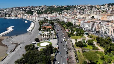 Napoli Campania İtalya 'daki Villa Comunale Parkı. Kuşlar, sokaklar ve binalarla çarpıcı şehir manzarasına bakıyor. İnşaat Manzarası Panoramik Şehir Görünümü Meşgul. Panoramik Şehir Manzarası. Napoli Campania.