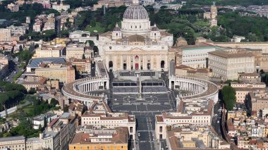 Roma 'daki San Pedro Kilisesi Lazio İtalya. Güzel Manzaranın Ortasında Uzun Duran Kilisenin Kuş Gözü Manzarası. Altyapı Skyline Panoramic City View Awesome. Altyapı Şehir Manzarası. Roma Lazio.