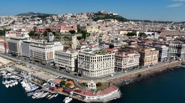 Napoli Campania İtalya 'daki Dev Çeşmesi. Yüksek binaları ve trafiği olan hareketli bir şehrin havadan görünüşü. Metropol Manzarası Panoramik Şehir Manzarası Güzel. Kentsel Panoramik Şehir Görünümü.