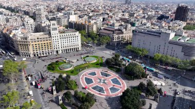 Barcelona İspanya 'daki Katalonya Meydanı. Yeşilliklerle süslenmiş güzel tasarlanmış bir park. Şehir Gökyüzü Arkaplanı Kentsel. Şehrin yukarısında. Barselona İspanya.