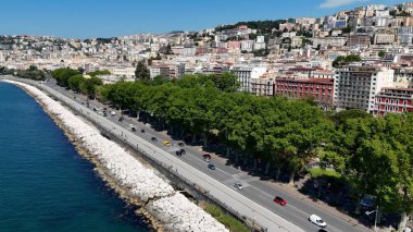 Napoli 'nin silueti Napoli Campania İtalya' da. Büyüleyici Tropikal Sahne Sahnesi Yukarıdan Görünüyor. İş Bulutları Gökyüzü Şehir Merkezi. Panoramik Şehir. Napoli Campania.