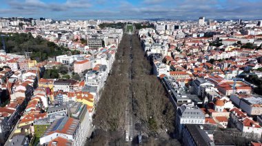 Lizbon 'daki Özgürlük Bulvarı. Yukarıdan canlı bir şehrin telaş ve koşuşturmasını yakalamak. Altyapı Skyline Panoramic City View Awesome. Altyapı Şehir Manzarası. Lizbon Portekiz.
