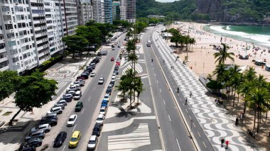 Copacabana Plajı 'ndaki Atlantica Bulvarı Rio De Janeiro Brezilya. Yukarıdan canlı bir şehrin telaş ve koşuşturmasını yakalamak. Shore Sky Clouds Plaj Denizi. Uluslararası Plaj Panoraması.