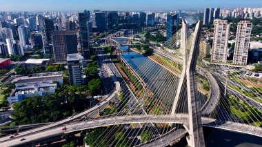 Sao Paulo Brezilya 'daki Cable Stayed Bridge. Landmark Köprüsü 'nün Hava Görüntüsü Karmaşık Tasarımı Gösteriyor. Şehir Gökyüzü Bulutları Şehir Arkaplanı. Şehir merkezinde Geniş Arkaplan.