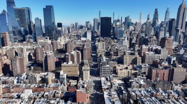 New York 'un merkezinde, Manhattan' da, New York 'ta. Yüksek binaları ve trafiği olan hareketli bir şehrin havadan görünüşü. Şehir Gökyüzü Bulutları Şehir Arkaplanı. Şehir merkezinde Geniş Arkaplan.
