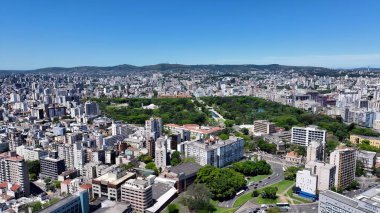 Porto Alegre Skyline In Porto Alegre Rio Grande Do Sul Brazil. İnanılmaz Skysraper 'lar ve caddedeki trafik yukarıdan izleniyor. Şehir Bulutları Gökyüzü Arkaplanı Şehir. Şehir dışındaki ünlü..