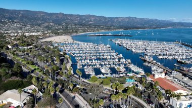 Marina Körfezi, Santa Barbara California Birleşik Devletleri. Yaz tatilinde harika bir sahil manzarası olan kuş bakışı. Sahil Gökyüzü Sahil Kıyısı Yaz Zamanı. Seaside Beach Panoramik. Santa Barbara California.