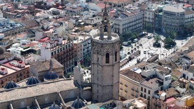 Valencia Katedrali İspanya 'da. Skyline 'a hükmeden kilise binasının havadan görünüşü. İş Bulutları Gökyüzü Şehir Merkezi. Panoramik Şehir. Valencia İspanya.