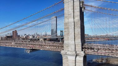 Manhattan 'daki Brooklyn Köprüsü New York Birleşik Devletleri. Landmark Köprüsü 'nün Hava Görüntüsü Karmaşık Tasarımı Gösteriyor. İş Bulutları Gökyüzü Şehir Merkezi. Özgeçmişleri meşhurdur. Manhattan New York.