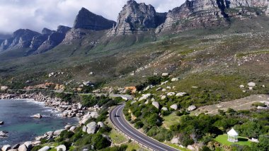 Cape Town 'daki sahil yolu Güney Afrika Burnu. Şehir Caddelerini birbirine bağlayan çevre yolunun şehir hayatı manzarası. Horizon Sahili Denizi kıyısında. Deniz kenarı seyahati. Cape Town Batı Burnu.