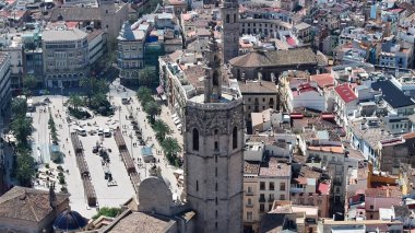 Valencia Katedrali Valencia Valence Topluluğu İspanya. Güzel Manzaranın Ortasında Uzun Duran Kilisenin Kuş Gözü Manzarası. Şehir merkezindeki İş Gökyüzü Arkaplanı. Şehir Merkezi Panoramik Şirketi.