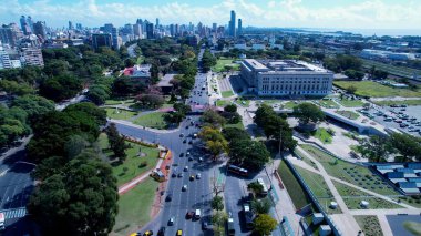 Buenos Aires Arjantin 'deki Recoleta Bulvarı. Şehir Skyline Modern ve Geleneksel Mimariyi Gösteriyor. İnşaat Manzarası Panoramik Şehir Görünümü Meşgul. Panoramik Şehir Manzarası. Buenos Aires Arjantin.