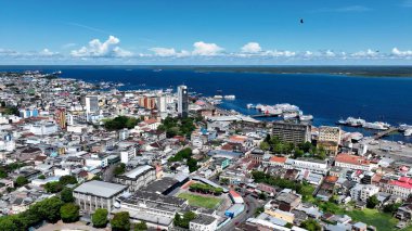 Brezilya 'nın Manaus Amazonas şehrinde. Yüksek katlı binaların ve şehir yaşamını gösteren trafik gösterilerinin havadan görüntüsü. Şehir merkezindeki iş dünyası. İş geçmişleri ünlüdür. Manaus Amazonas.