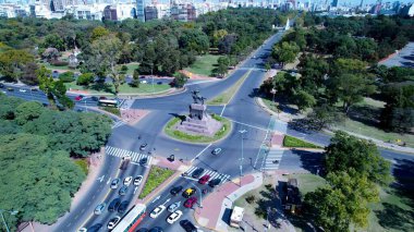 Buenos Aires Arjantin 'deki Manzaralı Kavşak. Doğal Manzaradaki Ünlü Heykelin Hava Manzarası. Metropolitan Manzara Gökdelenleri. Güzel. Metropolitan Şehir. Buenos Aires Arjantin.