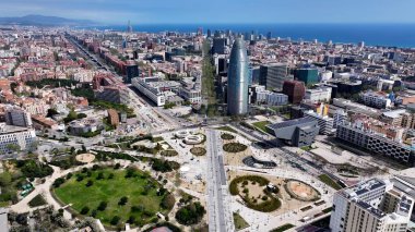 İspanya 'nın görkemli Kulesi. Kuşlar, sokaklar ve binalarla çarpıcı şehir manzarasına bakıyor. Şehir Gökyüzü Bulutları Şehir Arkaplanı. Şehir merkezinde geniş bir altyapı var. Barselona İspanya.