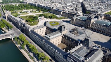 Paris 'teki Paris Skyline De France. Şehir merkezindeki Landmark Ortaçağ binasının havadan görünüşü. Şehir merkezindeki İş Gökyüzü Arkaplanı. Şehir merkezindeki panoramik işleri. Fransa ile Paris.