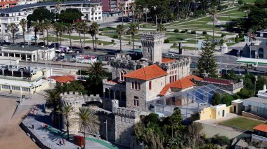 Cascais Lizbon Bölgesi, Portekiz 'deki Haç Kalesi. Şehir merkezindeki Landmark Ortaçağ binasının havadan görünüşü. Metropolitan Skyline Binaları Güzel. Bina Mimarlığı Şirketi.