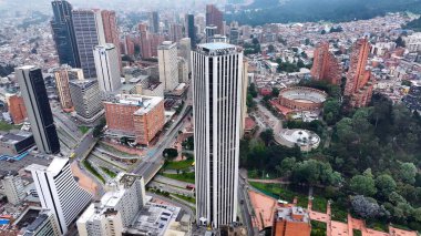 Kolombiya 'nın Bogota Bölgesi' ndeki Colpatria Kulesi. Gökdelenleri Şehir Merkezi Şehir Yaşamını Yansıtıyor. İş Bulutları Gökyüzü Şehir Merkezi. Arkaplan Ünlü.