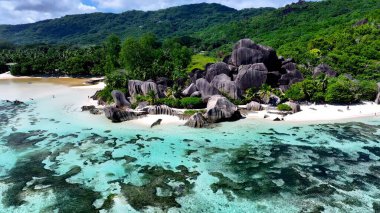 La Digue Adası 'ndaki Anse Kaynağı D. Argent Victoria Seychelles. Kristal berrak sularla sersemletici sahilin havadan görünüşü. Cennet Peyzajı Gezgin Şehveti. Cennet Sahili. La Digue Adası Victoria.
