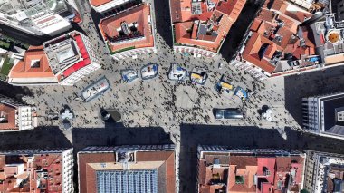 İspanya 'da Puerta Del Sol Meydanı. Drone şehrin merkezindeki güzellik merkezini ele geçiriyor. Altyapı Skyline Panoramic City View Awesome. Altyapı Şehir Manzarası. Madrid İspanya.