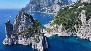 Napoli, Campania İtalya 'dan Faraglioni. Turkuaz Okyanus Dalgaları Tropik Sahile Yavaşça Çarpıyor. Terkedilmiş Peyzaj Eğlencesi Güzelliği. Terk edilmiş rıhtım kıyısı. Napoli Campania.