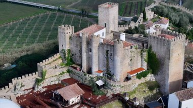 Leiria Portekiz 'in Obidos bölgesindeki Obidos Kalesi. Şehir merkezindeki Landmark Ortaçağ binasının havadan görünüşü. Metropolitan Manzara Gökdelenleri. Güzel. Metropolitan Şehir.