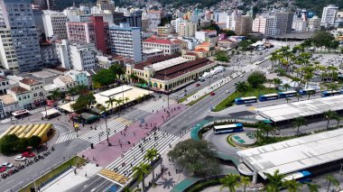 Florianopolis Santa Catarina Brezilya Belediye Pazarı. Yukarıdan canlı bir şehrin telaş ve koşuşturmasını yakalamak. Şehir merkezinde Gökyüzü Bulutları. Şehir merkezinin dışında. Ünlü..