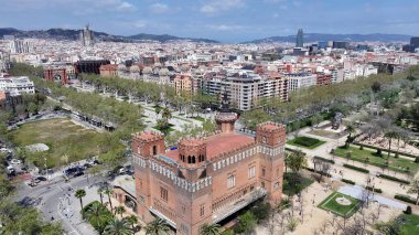 Barcelona Katalonya İspanya 'da Barselona Skyline. Kuşlar, sokaklar ve binalarla çarpıcı şehir manzarasına bakıyor. Metropolitan Skyline Binaları Güzel. Bina Mimarlığı Şirketi.