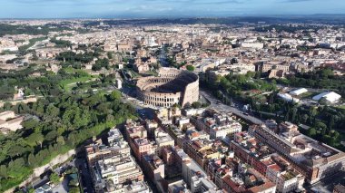 Roma Kolezyumu, Lazio İtalya. Şehrin ünlü bölgesindeki ortaçağ binasının kuş bakışı görüntüsü. İş Bulutları Gökyüzü Şehir Merkezi. Panoramik Şehir. Roma Lazio.