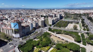 Valencia Valence Community İspanya Deniz Kapısı. İnanılmaz Skysraper 'lar ve caddedeki trafik yukarıdan izleniyor. Şehir merkezindeki iş dünyası. İş geçmişleri ünlüdür. Valencia Valence Topluluğu.